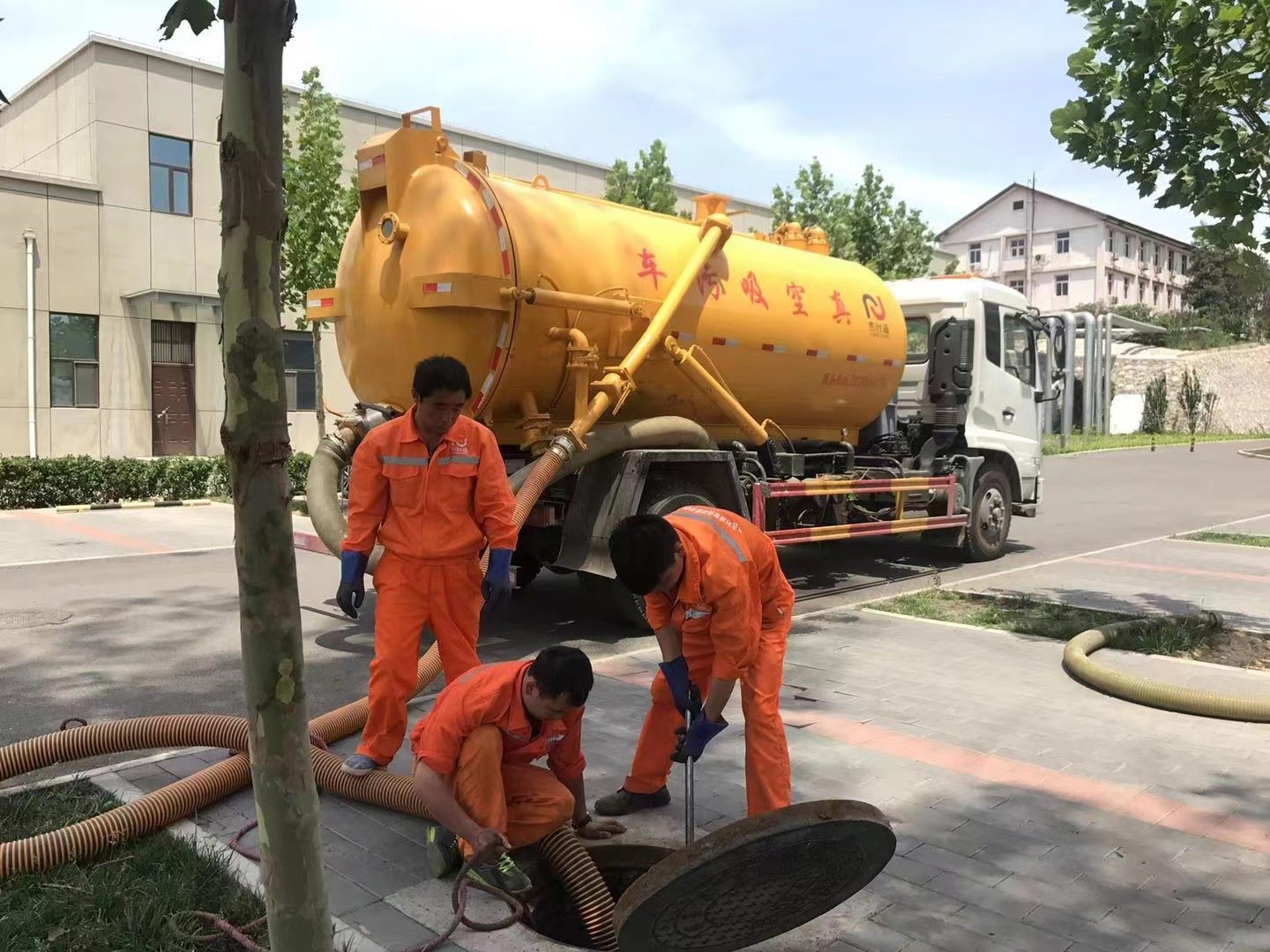 博尔塔拉化粪池清理与5-8吨吸粪车施工效率分析